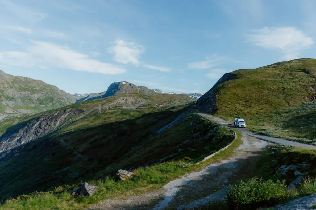 Wohnmobil auf einer kurvenreichen Bergstraße in Norwegen