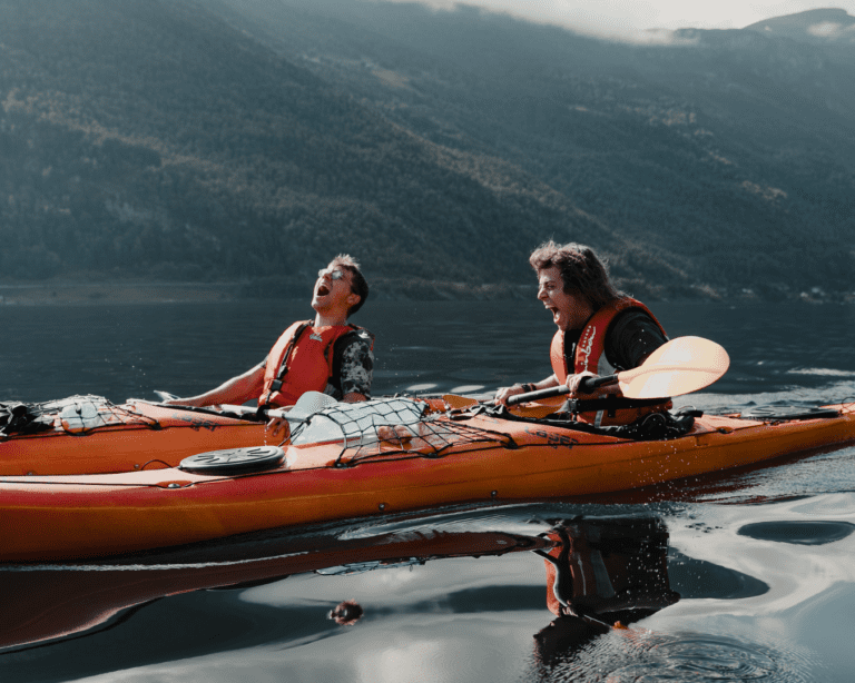 2 glückliche Kajakfahrer - Kajakfahren - Norwegenfjord - Wandern in Norwegen - Kayaking - ab Flughafen Brüssel