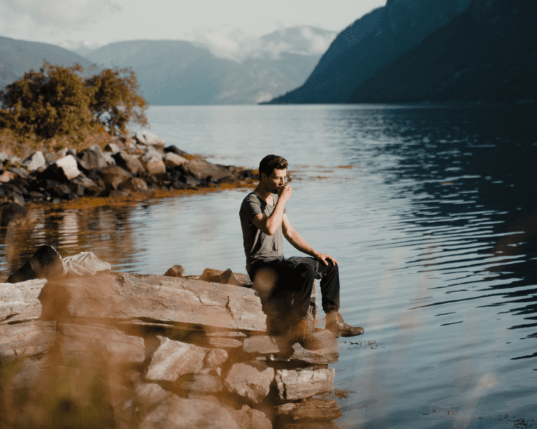 Mann, der Kaffee trinkt - Kajakfahren - Norwegen Fjord - Wandern in Norwegen - Kajakfahren - ab Flughafen Brüssel