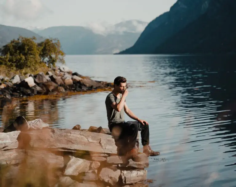 Mann trinkt Kaffee - Kajakfahren - Norwegenfjord - Wandern in Norwegen - Kayaking - ab Flughafen Brüssel