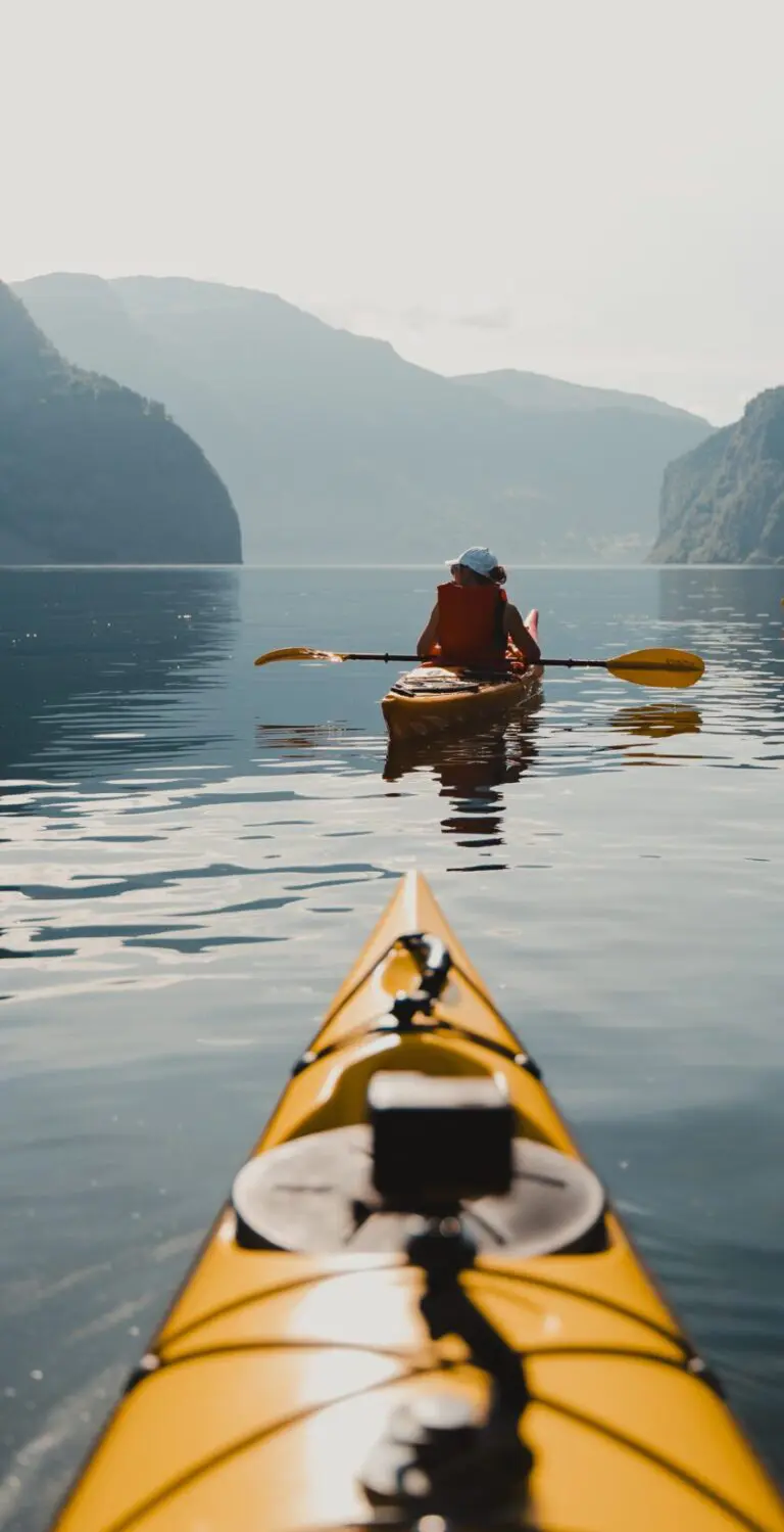Mädchen paddelt in Fjorden - Kajakfahren - Norwegenfjord - Wandern in Norwegen - Kajakfahren - ab Flughafen Brüssel
