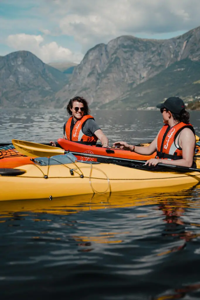 2 Personen beim Kajakfahren - Kajakken - Norwegen Fjord - Wandern in Norwegen - Kajakfahren - ab Flughafen Brüssel