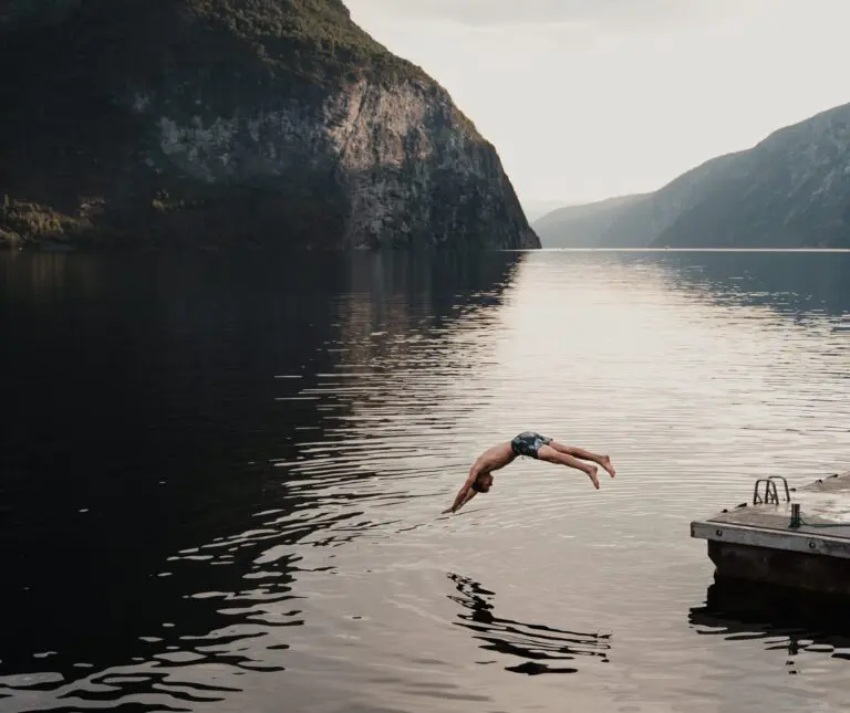 Mann taucht in Fjorden - Kajakfahren - Norwegen Fjord - Wandern in Norwegen - Kayaking - ab Flughafen Brüssel