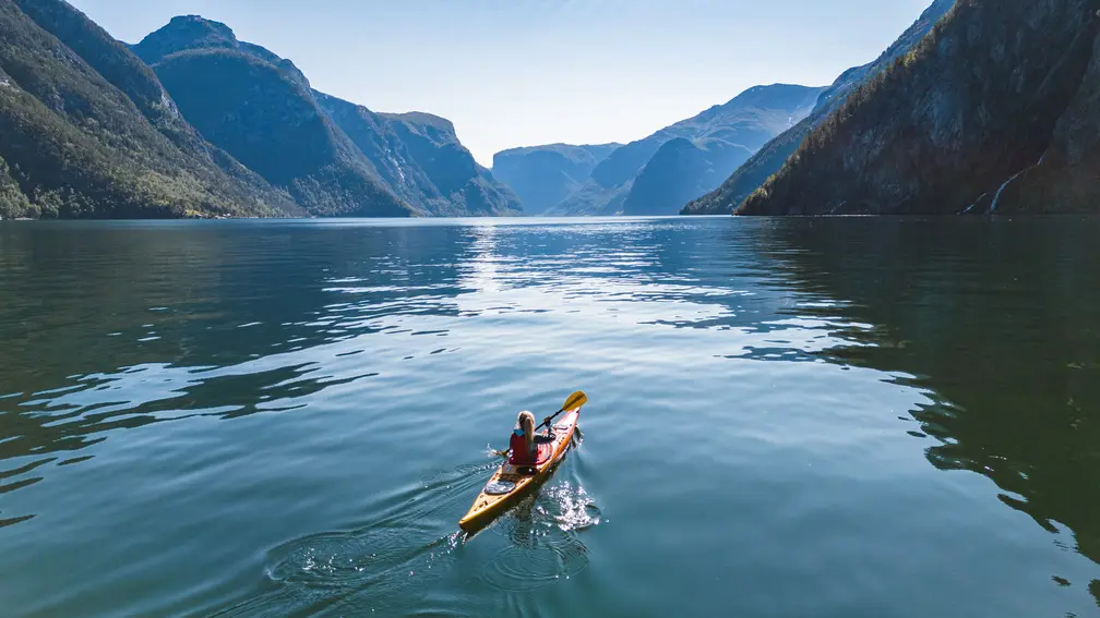 Frau beim Kajakfahren in den Fjorden Norwegens - Kajakken - Norwegen Fjord - Wandern in Norwegen - Kayaking - ab Flughafen Brüssel