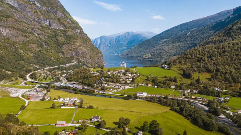 Aussicht vom Flåm-Wasserfall - Kajakfahren - Norwegenfjord - Wandern in Norwegen - Kayaking - ab Flughafen Brüssel