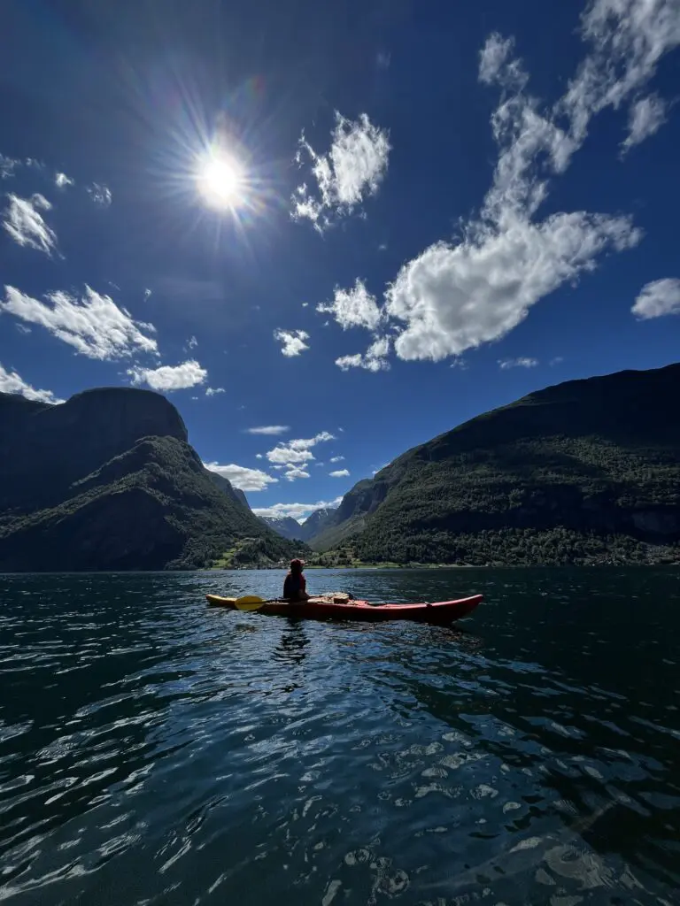 Person, die vor Undredal, Norwegen, Kajak fährt - Kajakken - Norwegischer Fjord - Wandern in Norwegen - Kajakfahren - ab Flughafen Brüssel