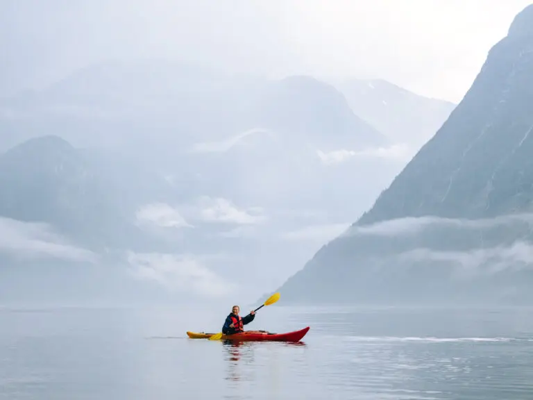 Kajakfahrer mit nebligem Blick auf die Fjorde in Norwegen - Kajakken - Norwegen Fjord - Wandern in Norwegen - Kayaking - ab Flughafen Brüssel
