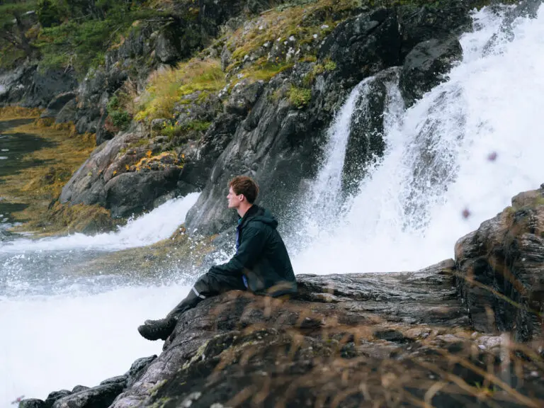 Mann, der neben einem Wasserfall steht - Kajakfahren - Norwegen Fjord - Wandern in Norwegen - Kayaking - ab Flughafen Brüssel