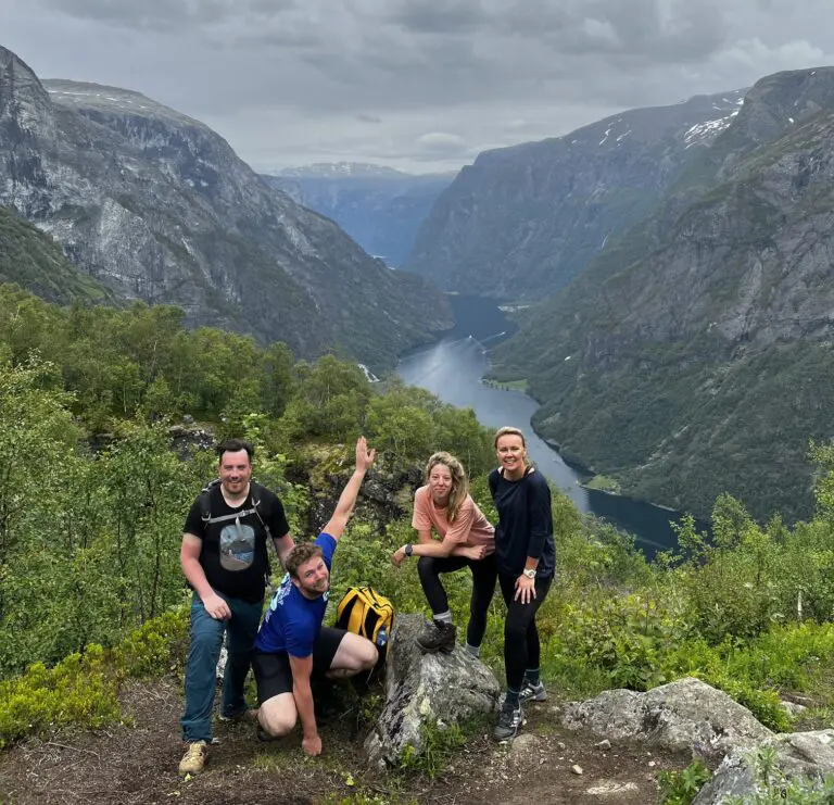 4 Personen posieren bei einer Wanderung in der Nähe von Bakka, Norwegen - Kajakken - Norwegen Fjord - Wandern in Norwegen - Kayaking - ab Flughafen Brüssel