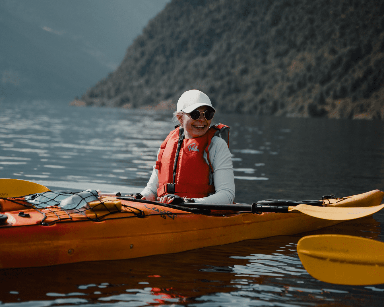 Lachendes Mädchen im Kajak - Kajakfahren - Norwegen Fjord - Wandern in Norwegen - Kayaking - ab Flughafen Brüssel