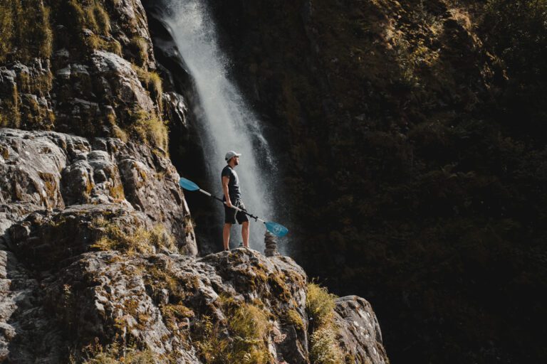 Männer mit Paddel neben Wasserfall - Kajakfahren - Norwegen Fjord - Wandern in Norwegen - Kayaking - ab Flughafen Brüssel