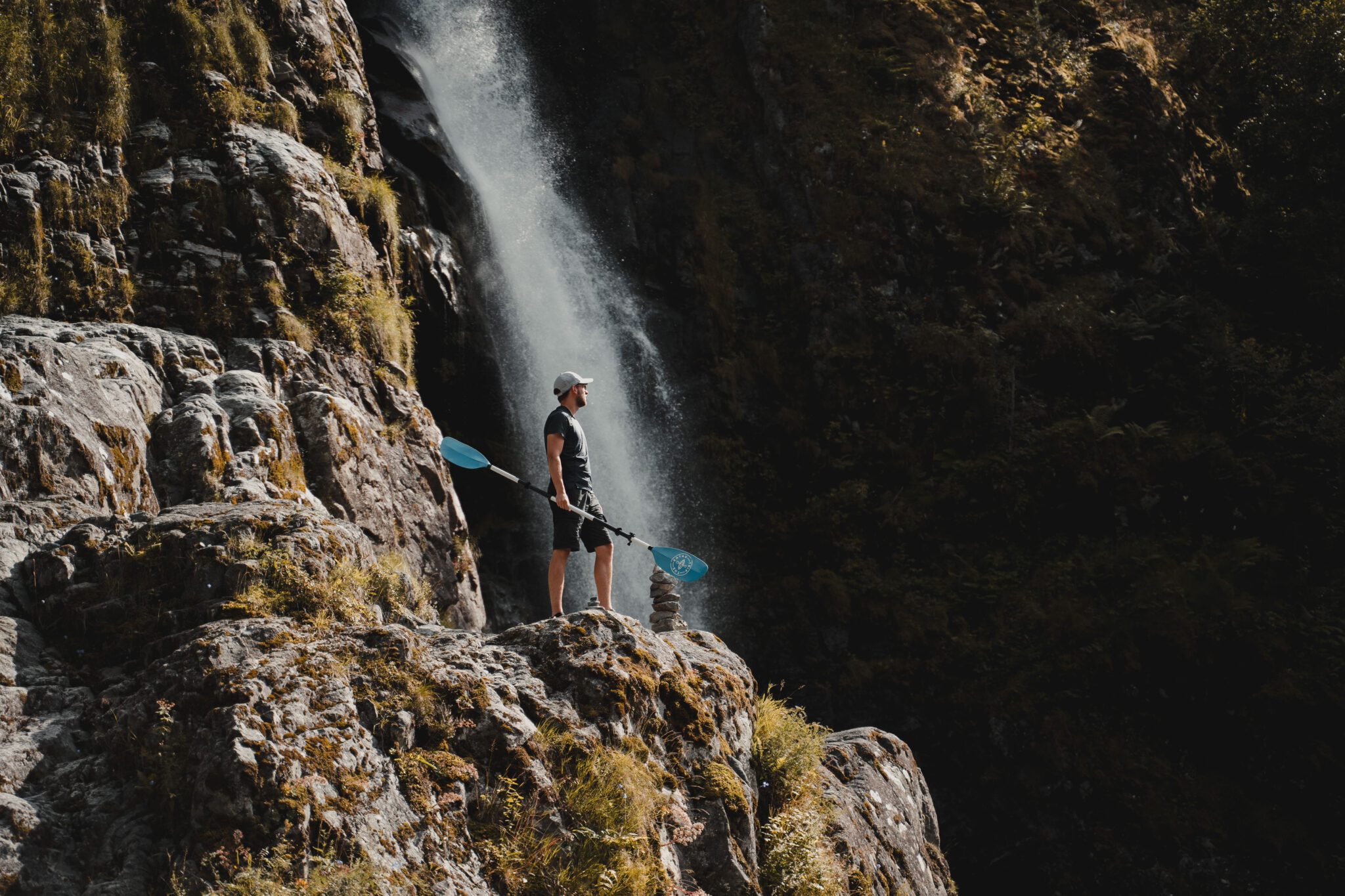 Männer mit Paddel neben Wasserfall - Kajakfahren - Norwegen Fjord - Wandern in Norwegen - Kayaking - ab Flughafen Brüssel