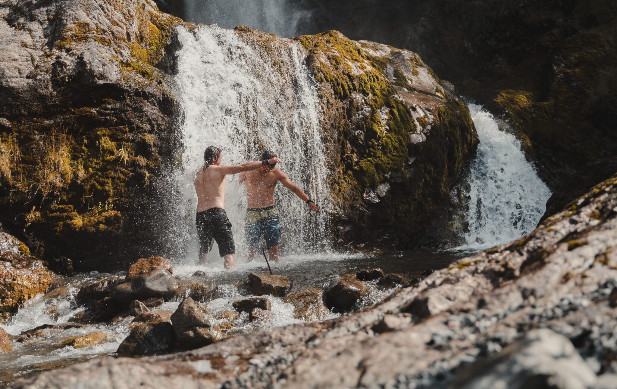 2 Männer tanzen im Wasserfall - Kajakfahren - Norwegen Fjord - Wandern in Norwegen - Kayaking - ab Flughafen Brüssel