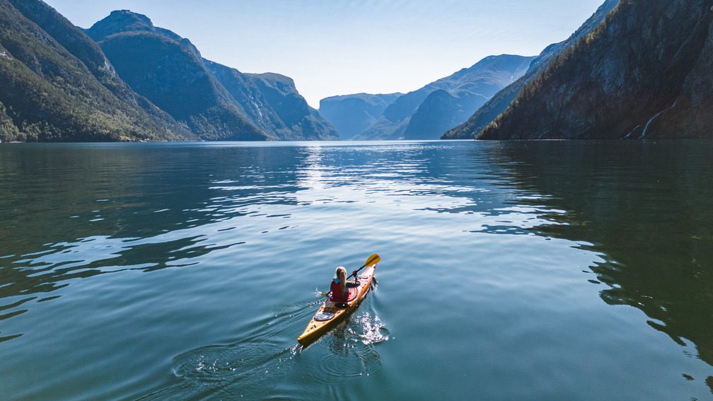 Frau beim Kajakfahren in den Fjorden Norwegens - Kajakken - Norwegen Fjord - Wandern in Norwegen - Kayaking - ab Flughafen Brüssel