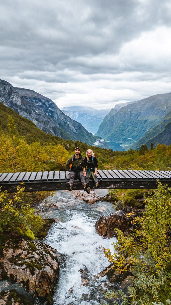 Menschen sitzen auf einer Brücke bei einer Wanderung in Norwegen - Kajakfahren - Norwegen Fjord - Wandern in Norwegen - Kayaking - ab Flughafen Brüssel
