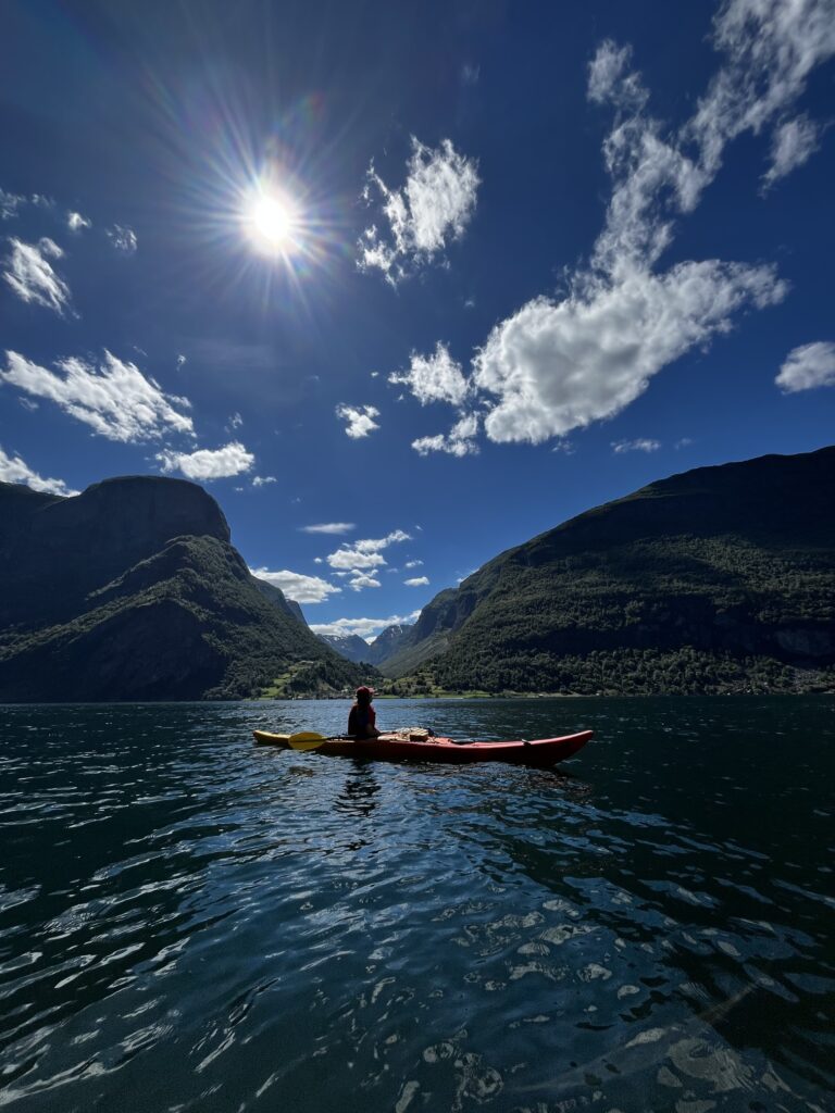 Person, die vor Undredal, Norwegen, Kajak fährt - Kajakken - Norwegischer Fjord - Wandern in Norwegen - Kajakfahren - ab Flughafen Brüssel