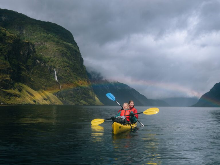 2 glückliche Menschen in einem Doppelkajak, mit Regenbogen - Kajakfahren - Norwegen Fjord - Wandern in Norwegen - Kayaking - ab Flughafen Brüssel