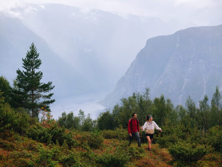 2 Wanderer mit Blick auf die Fjorde - Kajakfahren - Norwegen Fjord - Wandern in Norwegen - Kayaking - ab Flughafen Brüssel